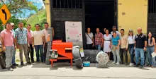 Agricultores de El Carmen recibiendo maquinaria