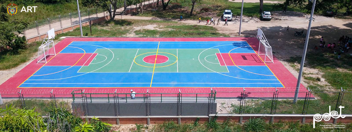 Cancha polideportiva en institución educativa en Tame