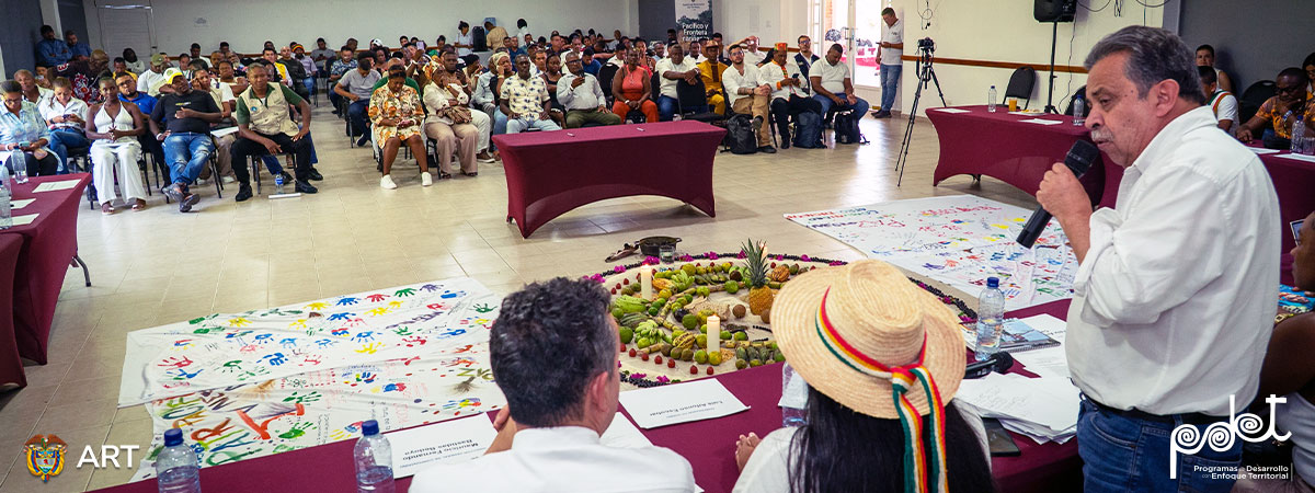 Director de la ART hablando a comunidades de Pacífico y Frontera Nariñense