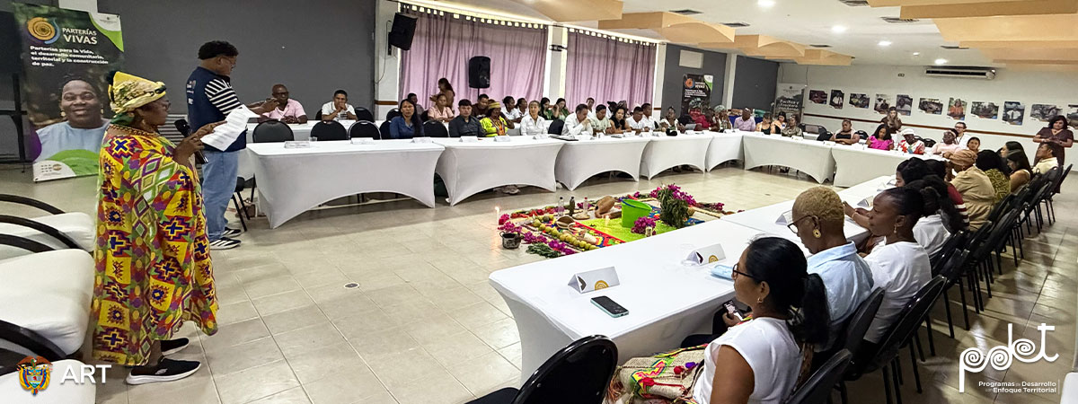 Partera tradicional hablando en la presentación de la caracterización