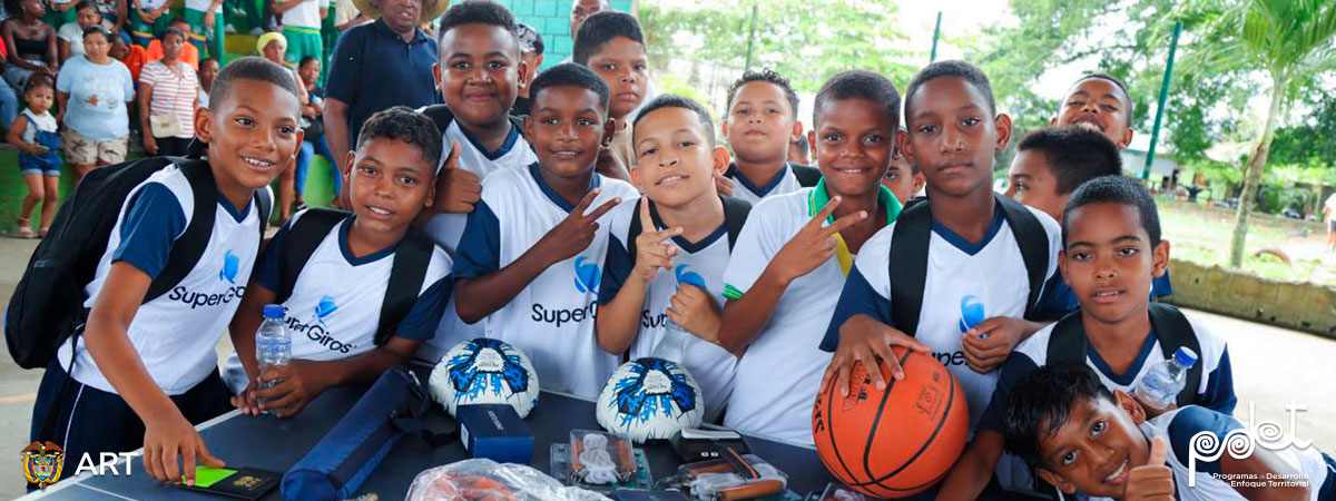 Estudiantes de Acandí recibiendo dotación deportiva