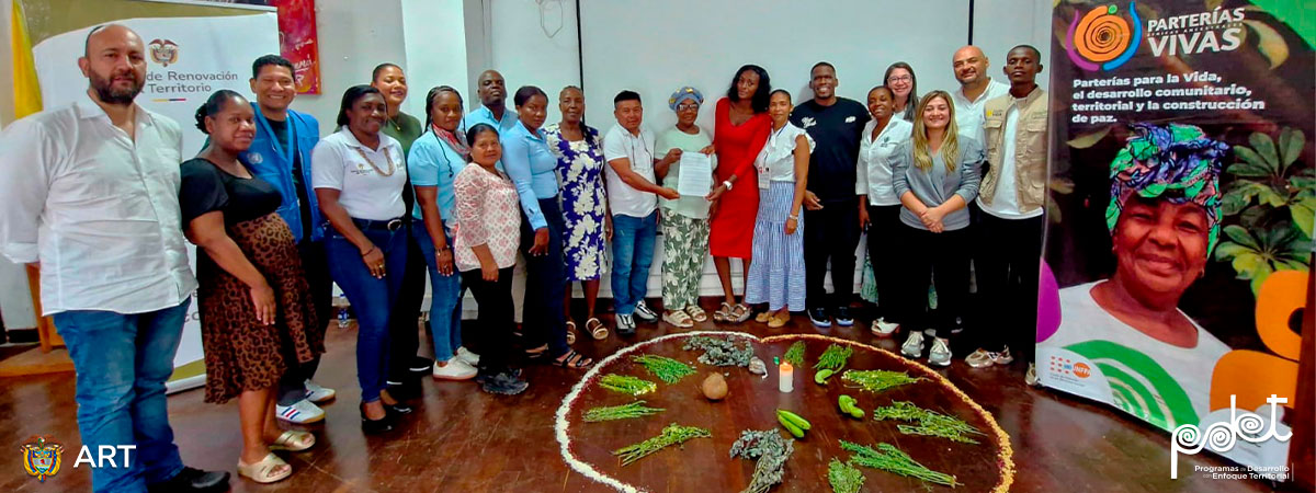 Parteras tradicionales hablando en la presentación de la caracterización