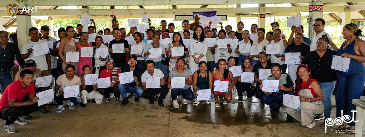 Comunidades indígenas del Guaviare recibiendo diploma