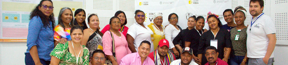 Grupo de mujeres y hombres de las comunidades PDET