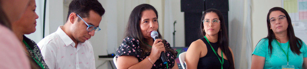 Mujeres participando en mesa de trabajo