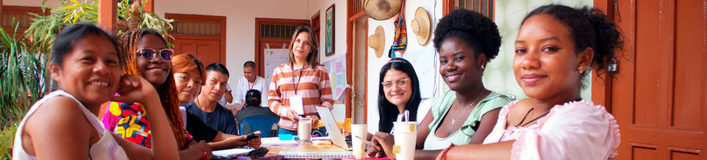 Mujeres afro e indígena participando en mesa de trabajo