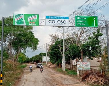 Carretera con letrero de bienvenida a Colosó, Sucre