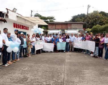 Comunidad de Chigorodó acompañando la entrega de las ambulancias