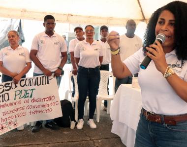 Mujer afro hablando en la entrega de ambulancias