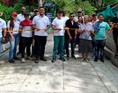 Equipo ART y comunidad en la entrega de la placa huella