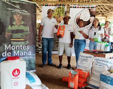 Entrega de insumos agrícolas a campesinos de la vereda Berruguita