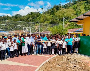 Estudiantes del Centro Educativo San Onofre en la entrega de la obra de mejoramiento