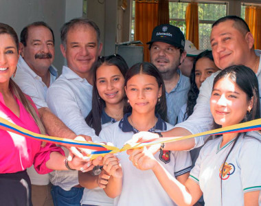 Estudiantes y representantes gubernamentales en la entrega de dotación escolar