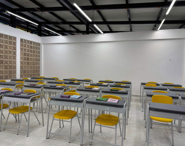 Salón con pupitres de la Escuela La Holanda