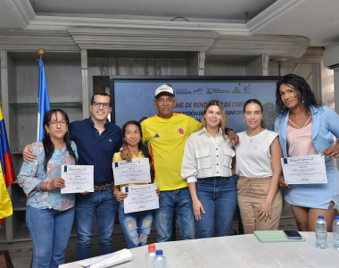 Comunidad presentando su diploma en reunión de Mesa Comunitaria de Valledupar