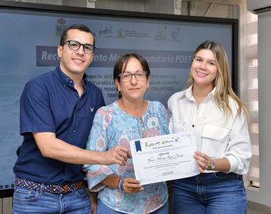 Comunidad presentando su diploma en reunión de Mesa Comunitaria de Valledupar