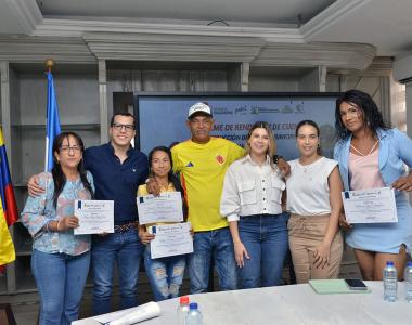 Comunidad presentando su diploma en reunión de Mesa Comunitaria de Valledupar