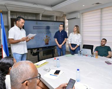 Hombre joven hablando en reunión de Mesa Comunitaria de Valledupar