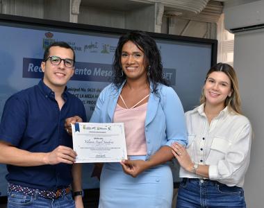Comunidad presentando su diploma en reunión de Mesa Comunitaria de Valledupar