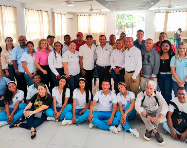 Estudiantes y representantes gubernamentales en la socialización del proyecto de mobiliarios