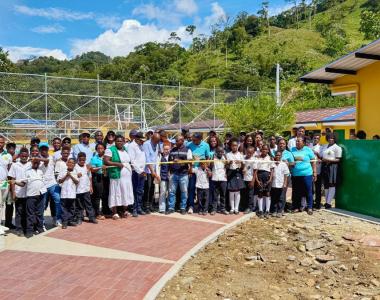 Estudiantes del Centro Educativo San Onofre en la entrega de la obra de mejoramiento