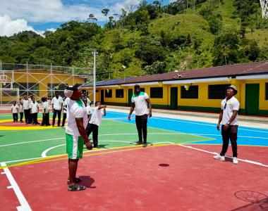 Estudiantes del Centro Educativo San Onofre jugando en cancha múltiple
