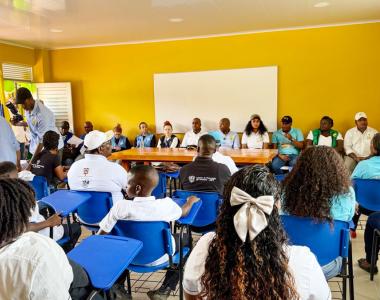Personas de la comunidad entrega del Centro Educativo San Onofre