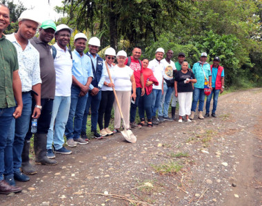 Comunidad en el inicio de la obra vial en Carepa