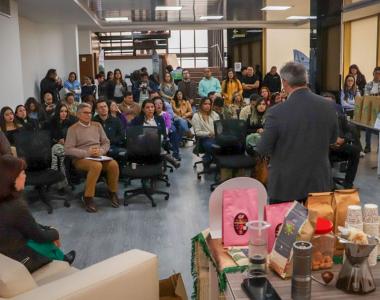 Funcionario de la FAO haciendo presentación de la campaña Productos con Sabor a Paz