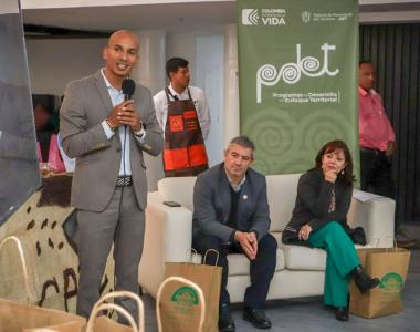 Funcionario de la FAO haciendo presentación de la campaña Productos con Sabor a Paz