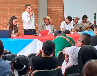Firmantes del Acuerdo de Paz y comuneros indígenas en presentación de proyecto