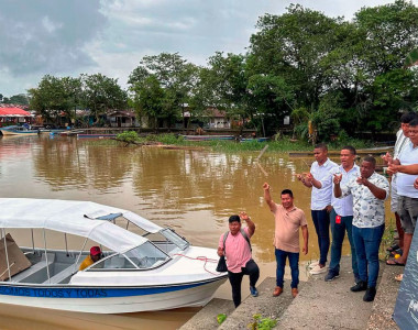 Comunidades étnicas de Bojayá, Chocó, reciben lancha y motor fuera de borda para su transporte por el río Atrato