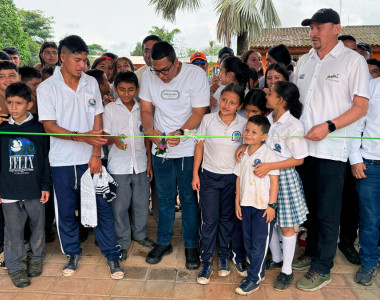 Estudiantes de colegio de Calamar cortando listón