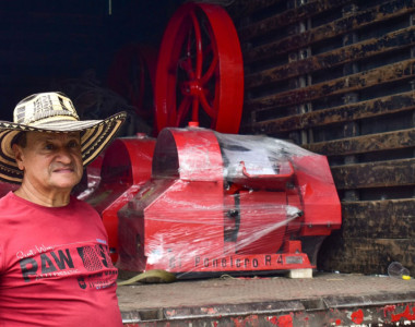 Cañicultor recibiendo maquinaria en Sardinata