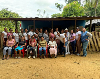 Mujeres de Tierralta frente a una casa azul