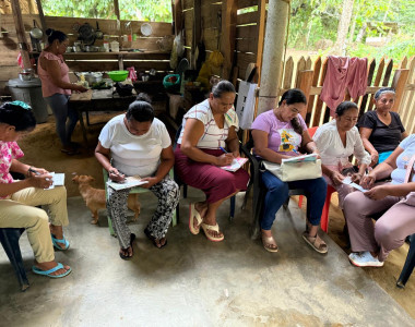 Mujeres de la comunidad participando en la Escuela de Campo