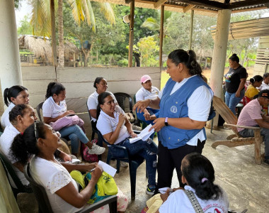 Mujeres de la comunidad participando en la Escuela de Campo