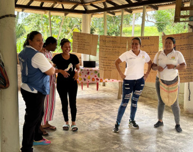 Mujeres de la comunidad participando en la Escuela de Campo