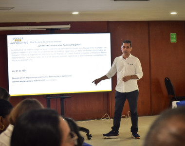 Hombre exponiendo sobre el mecanismo de Obras por Impuestos