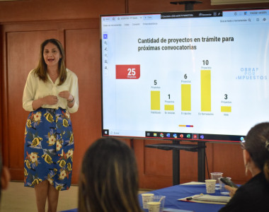 Mujer exponiendo sobre el mecanismo de Obras por Impuestos