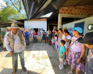 Comunidad indígena recibiendo la dotación