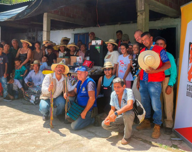 Comunidad Anamichú Pijao recibiendo apoyo tecnológico en el marco del proyecto “Sosteniendo la Paz”
