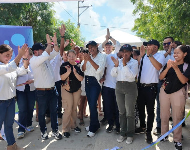 Funcionarios de la ART y comunidad inaugurando la nueva vía