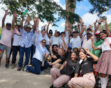 Funcionarios de la ART y comunidad inaugurando la nueva vía