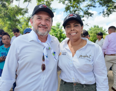 Coordinadora de la subregión Montes de María con presidente de Hocol