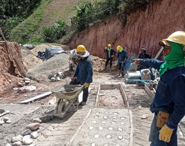 Obreros en construcción de placahuella