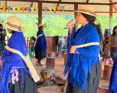 Mujeres de la comunidad Nasa con sus trajes típicos azules