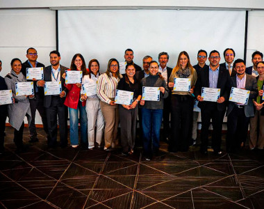 Empresarios recibiendo un diploma de reconocimiento