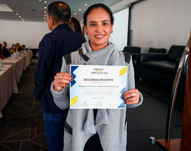 Empresarios recibiendo un diploma de reconocimiento - Obras por Impuestos