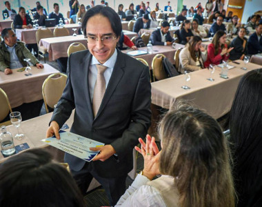 Empresarios recibiendo un diploma de reconocimiento - Obras por Impuestos